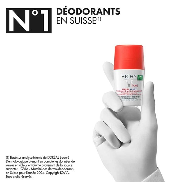 Une main tient le déodorant roll-on VICHY stress resist 72h. L'un des déodorants numéro un en Suisse.