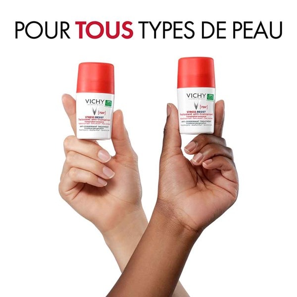 Deux mains de types de peau différents tenant chacune un déodorant roll-on Vichy stress resist 72h pour tous types de peau.