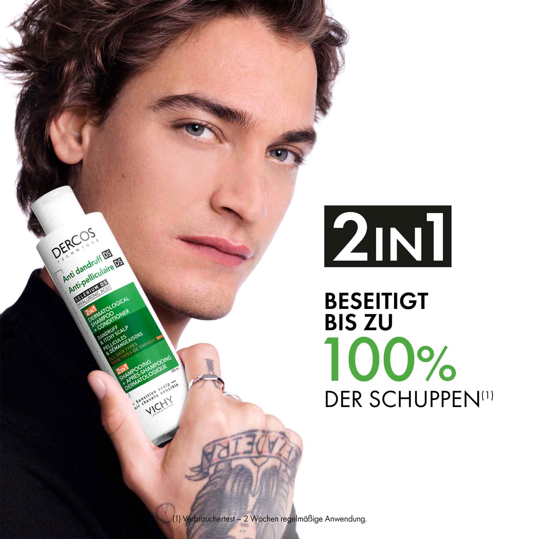 Junger Mann hält sich das DERCOS 2-in1 Shampoo und Conditioner vor das Gesicht mit Hinweis auf den Effekt gegen Schuppen