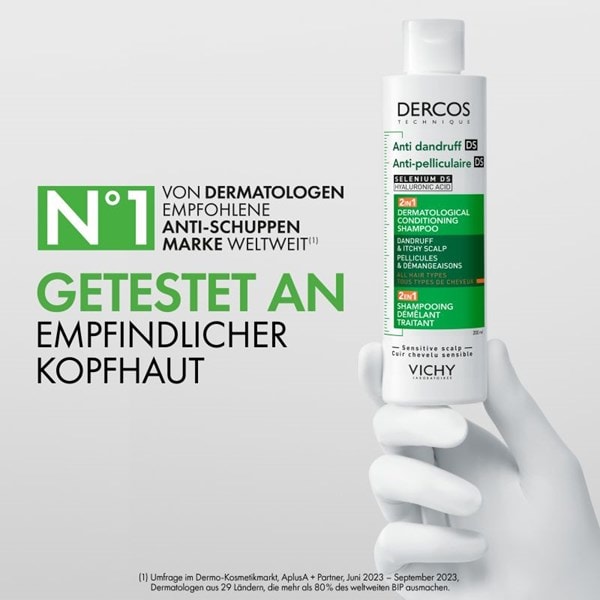 Hand hält das Dercos 2in1 Anti Schuppen Shampoo. Die Nummer 1 Marke gegen Schuppen weltweit, getestet an empfindlicher Kopfhaut.