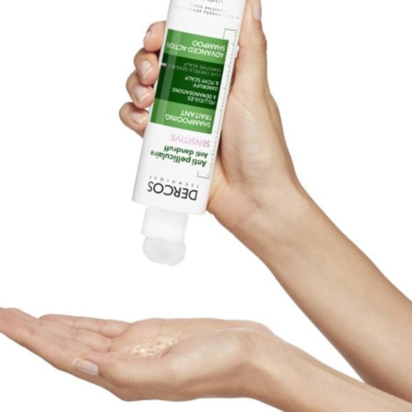 Hand verteilt vor dem Auftragen auf dem Kopf das DERCOS Anti Schuppen Shampoo für fettiges Haar auf ihrer Hand
