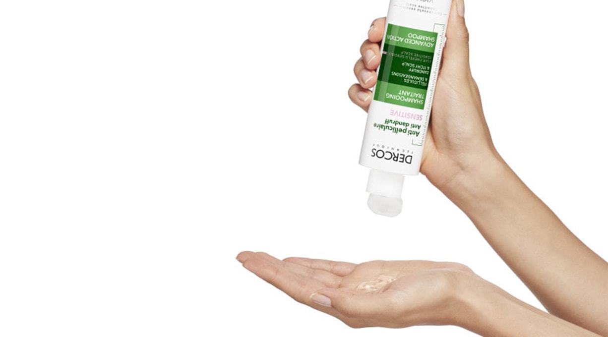 Une petite quantité de DERCOS Shampoing antipelliculaire Sensitiv est versée dans la main gauche.