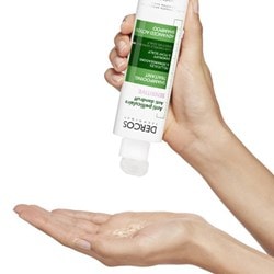 Das Vichy DERCOS Anti-Schuppen Sensitiv Shampoos wird auf eine Hand gegeben