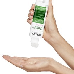 Une petite quantité de DERCOS Shampoing antipelliculaire Sensitiv est versée dans la main gauche.