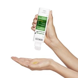 For dem Auftragen auf die Kopfhaut wird eine Portion des DERCOS Anti Schuppen Shampoos für trockenes Haar in die Hand gegeben