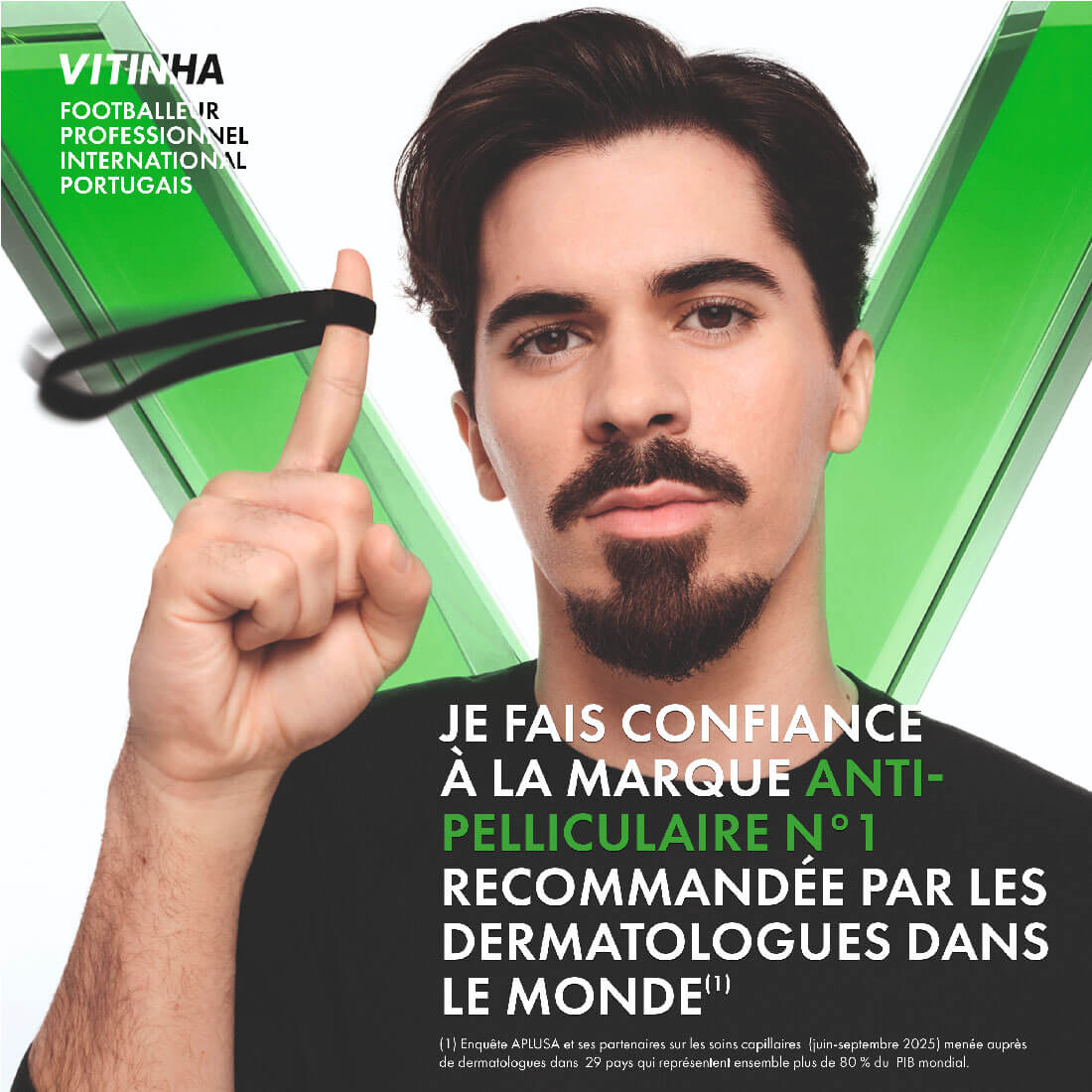 Personne devant un V vert avec texte sur la marque antipelliculaire n° 1 recommandée par les dermatologues dans le monde.