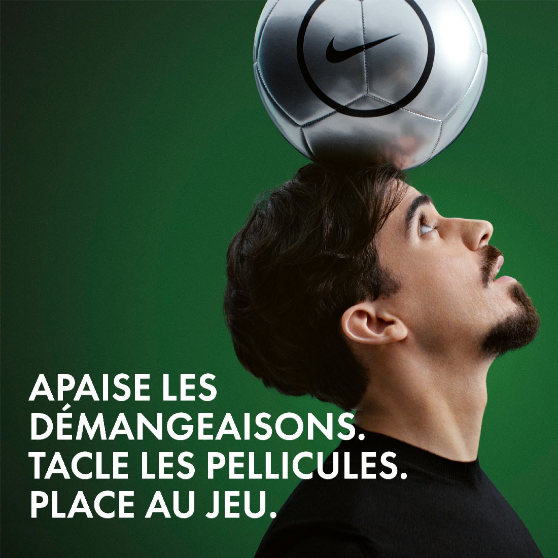Personne équilibrant un ballon de football sur la tête; texte: «Apaise les démangeaisons. Combat les pellicules. Place au jeu.»