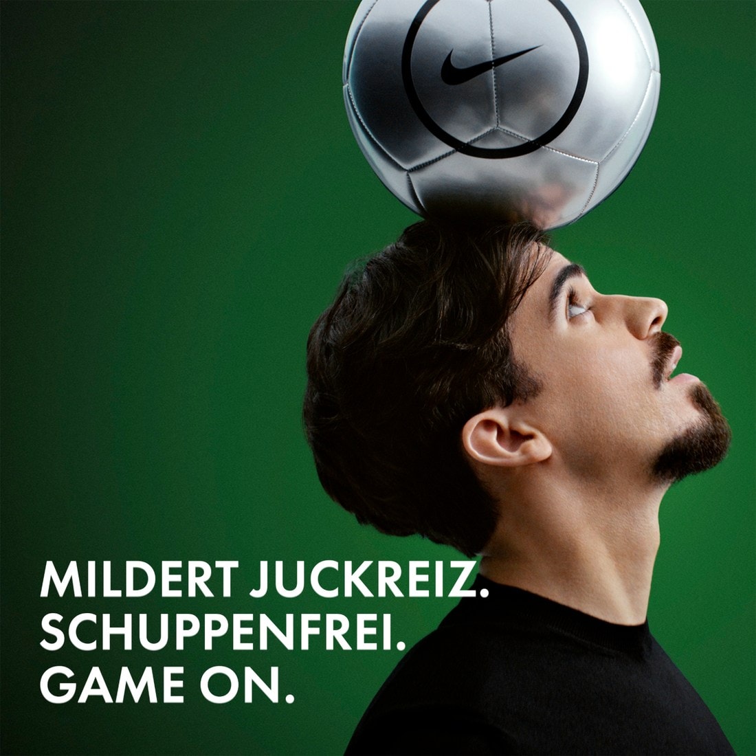 Person balanciert einen Fussball auf dem Kopf. Text: «Mildert Juckreiz. Schuppenfrei. Game on.»