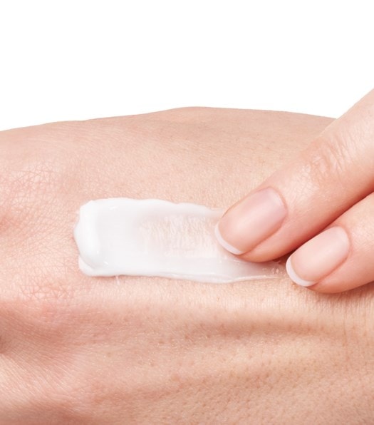 AQUALIA THERMAL Reichhaltige Feuchtigkeitspflege Anwendung 2