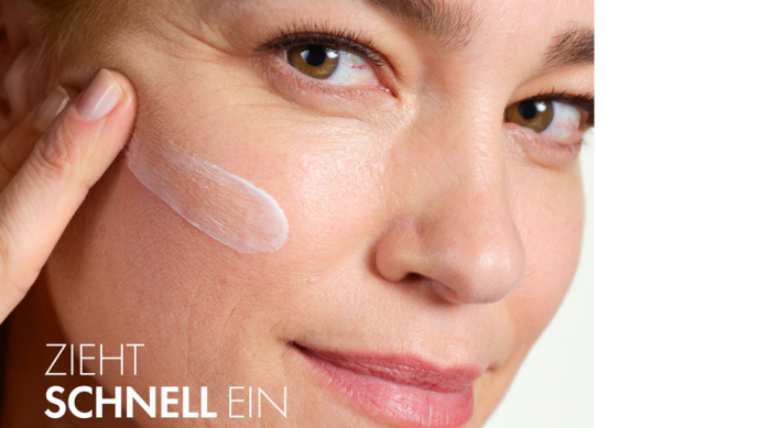 Frau mit reiferem Gesicht und Fältchen verstreicht eine Creme auf ihrer Wange mit Hinweis, dass diese schnell einzieht