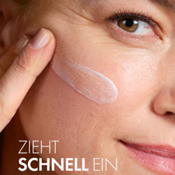 Frau mit reiferem Gesicht und Fältchen verstreicht eine Creme auf ihrer Wange mit Hinweis, dass diese schnell einzieht