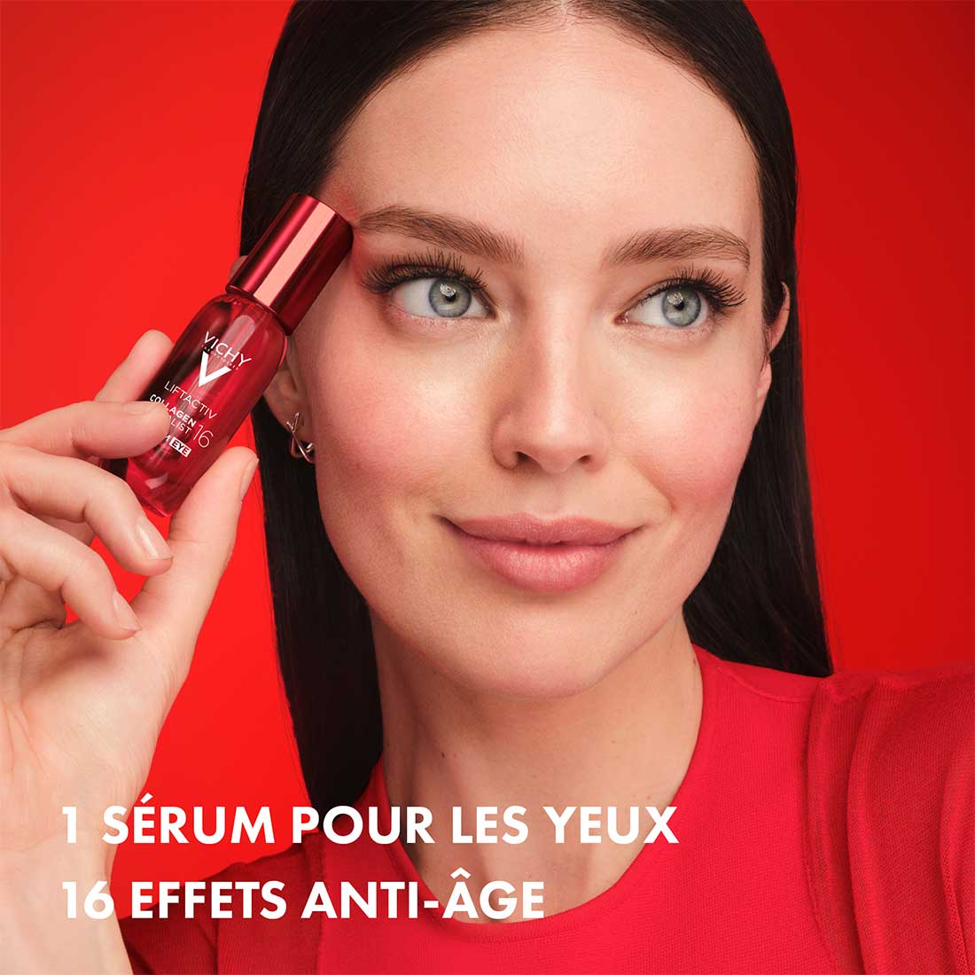 Gros plan de l’ambassadrice Vichy, Emily Di Didonato, tenant le produit dans la main.