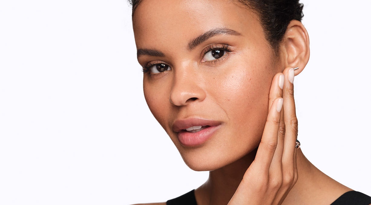 Visage d'une jeune femme aux yeux et aux cheveux bruns.