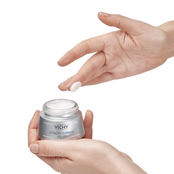 Un doigt prélève de la crème dans un pot de crème LIFTACTIV SUPREME de Vichy.