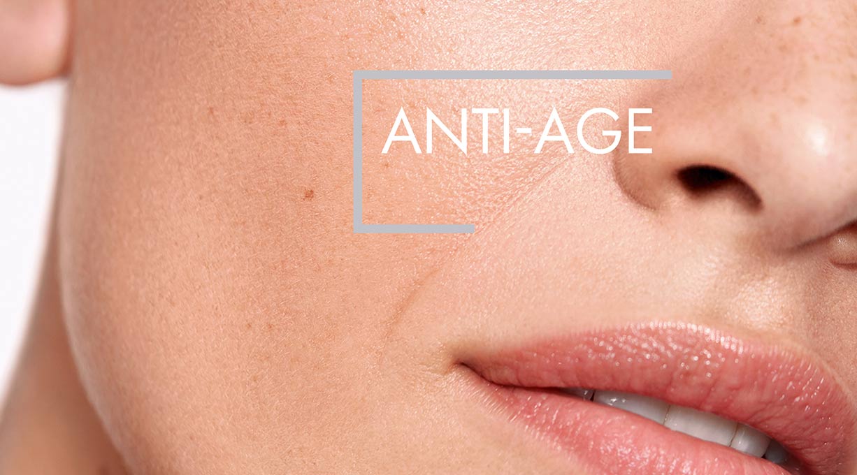 Untere Gesichtspartie einer Frau mit kleinen Lachfalten und Hinweis auf eine Anti-Age-Pflege 