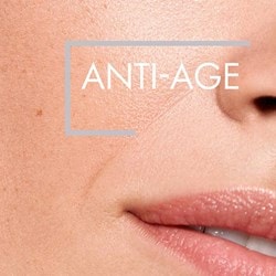 Untere Gesichtspartie einer Frau mit kleinen Lachfalten und Hinweis auf eine Anti-Age-Pflege