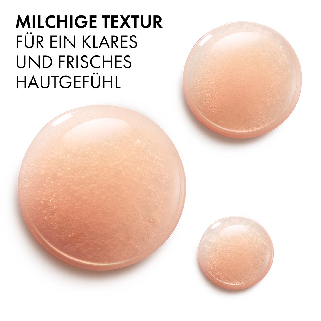 Beigefarbene, milchige Gel-Textur in Tropfenform mit Schriftzug "Milchige Textur für ein klares und frisches Hautgefühl"