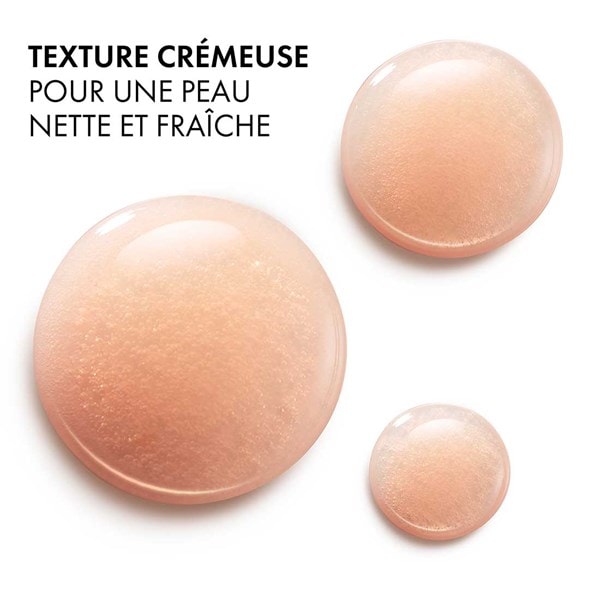 Trois gouttes rosées d’une texture gel crémeuse avec texte « Texture crémeuse pour une peau nette et fraîche »