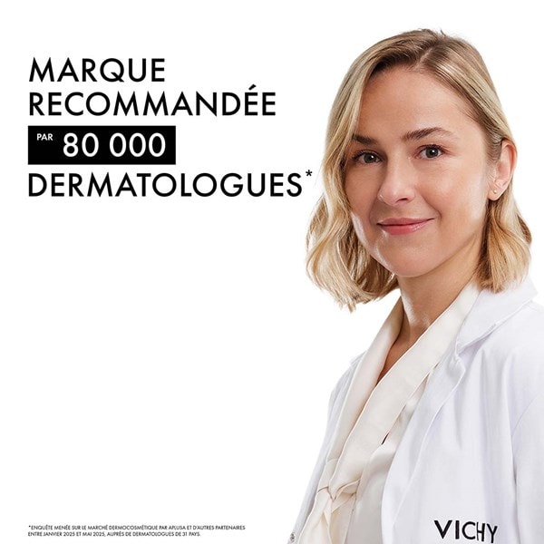 Personne en blouse blanche de laboratoire avec logo Vichy sur fond blanc, avec texte « Marque recommandée par 80 000 dermatologues* »