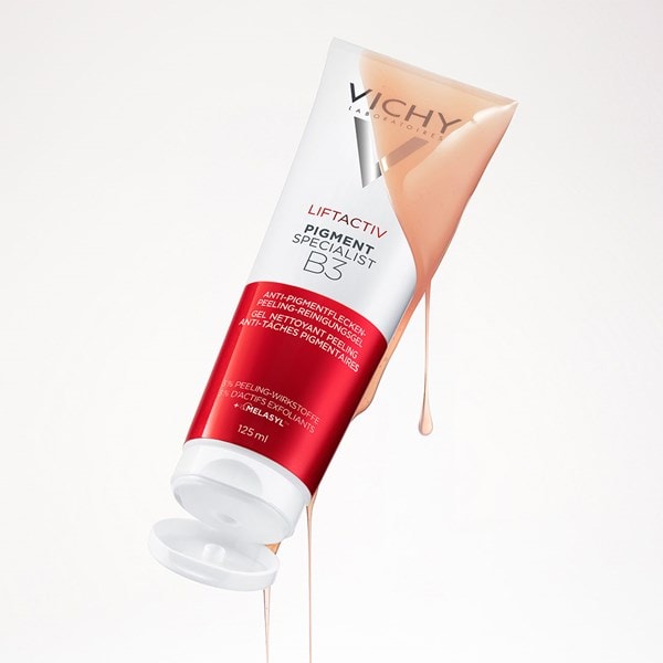 Tube ouvert de gel nettoyant peeling Vichy Liftactiv Pigment Specialist B3, avec texture beige qui s’écoule