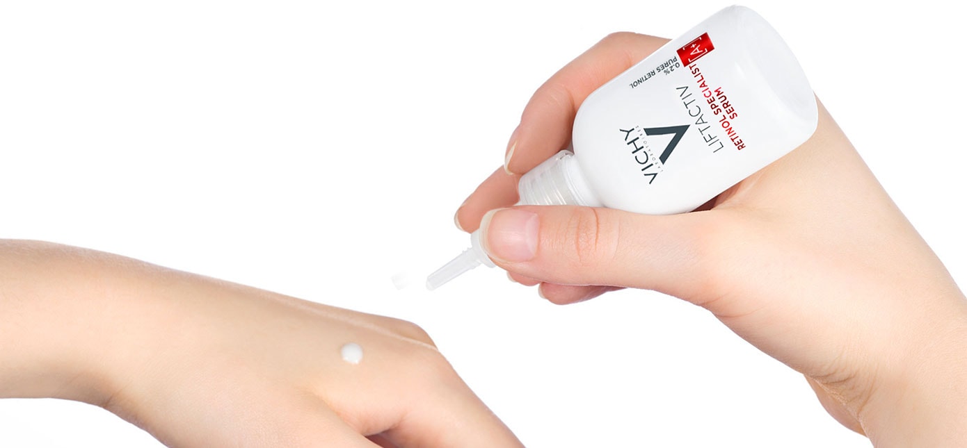 Application du sérum LIFTACTIV Retinol Specialist