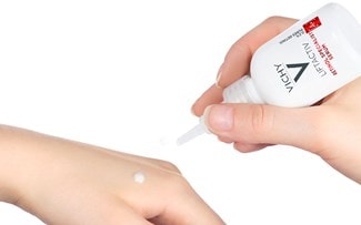 Application du sérum LIFTACTIV Retinol Specialist