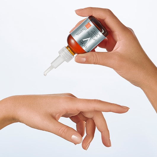Application du sérum vitamine C LIFTACTIV