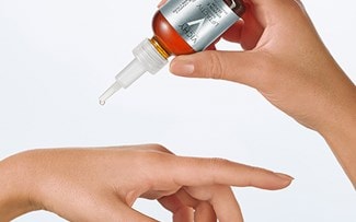 Eine Hand trägt das LIFTACTIV Supreme Vitamin C Serum von Vichy mit der Pipette auf die Haut auf
