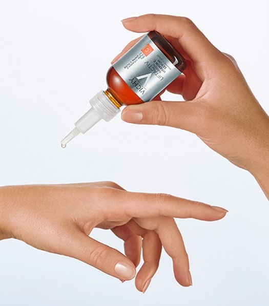 Eine Hand trägt das LIFTACTIV Supreme Vitamin C Serum von Vichy mit der Pipette auf die Haut auf