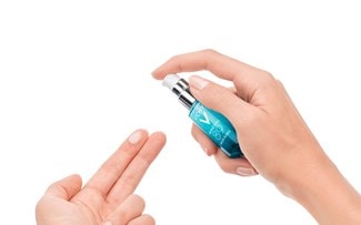 Application 1 du soin lissant pour le contour des yeux MINÉRAL 89