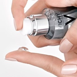 Application d'une petite quantité de Mineral89 Booster hyaluronique sur l'index gauche.