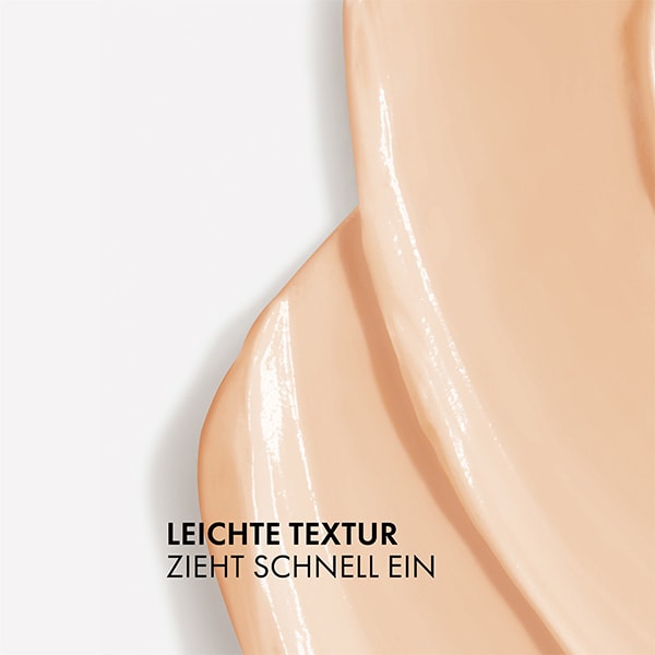 Textur einer hautfarbenen Creme mit dem Hinweis, dass sie schnell einzieht in die Haut