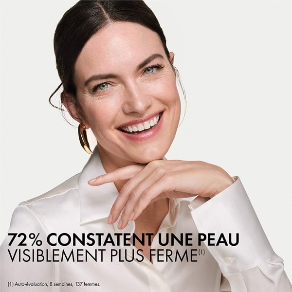 Femme d'âge moyen souriante avec une peau rajeunie