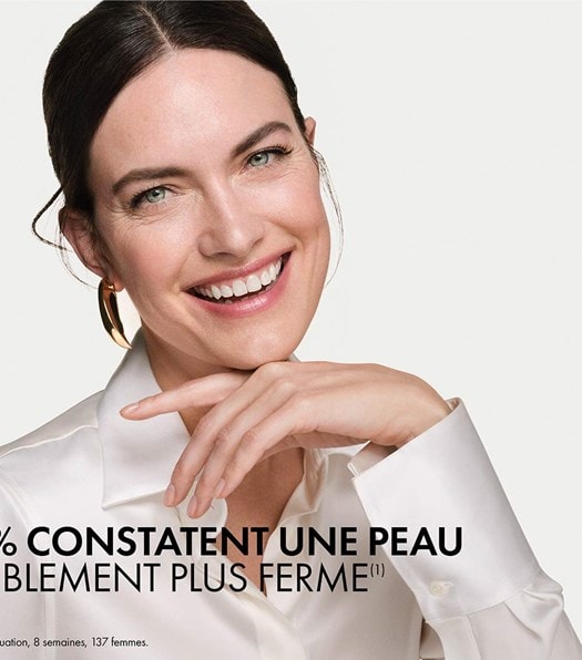 Femme d'âge moyen souriante avec une peau rajeunie