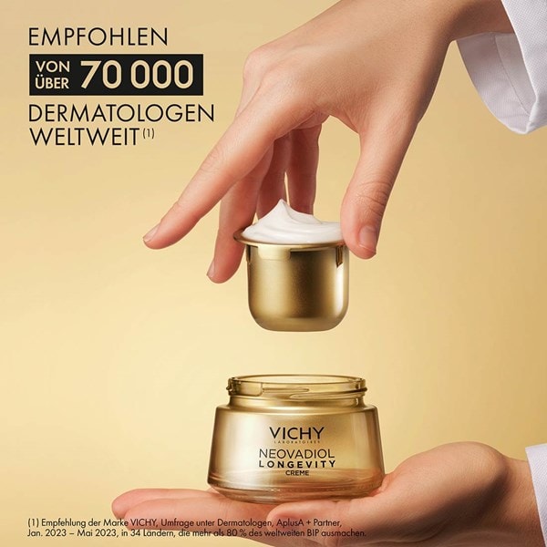 Eine Hand die die Reffill verpackung in den goldenen Tigel der NEOVADIOL Longevity Pro Volumen creme setzt, die von 70000 Dermatologen weltweit empfohlen wird