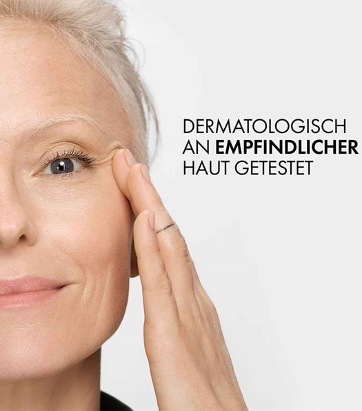 Die Nachtcreme ist dermatologisch an empfindlicher Haut getestet – abgebildet ist eine ältere Frau, die sich mit der Hand sanft ins Gesicht fasst.