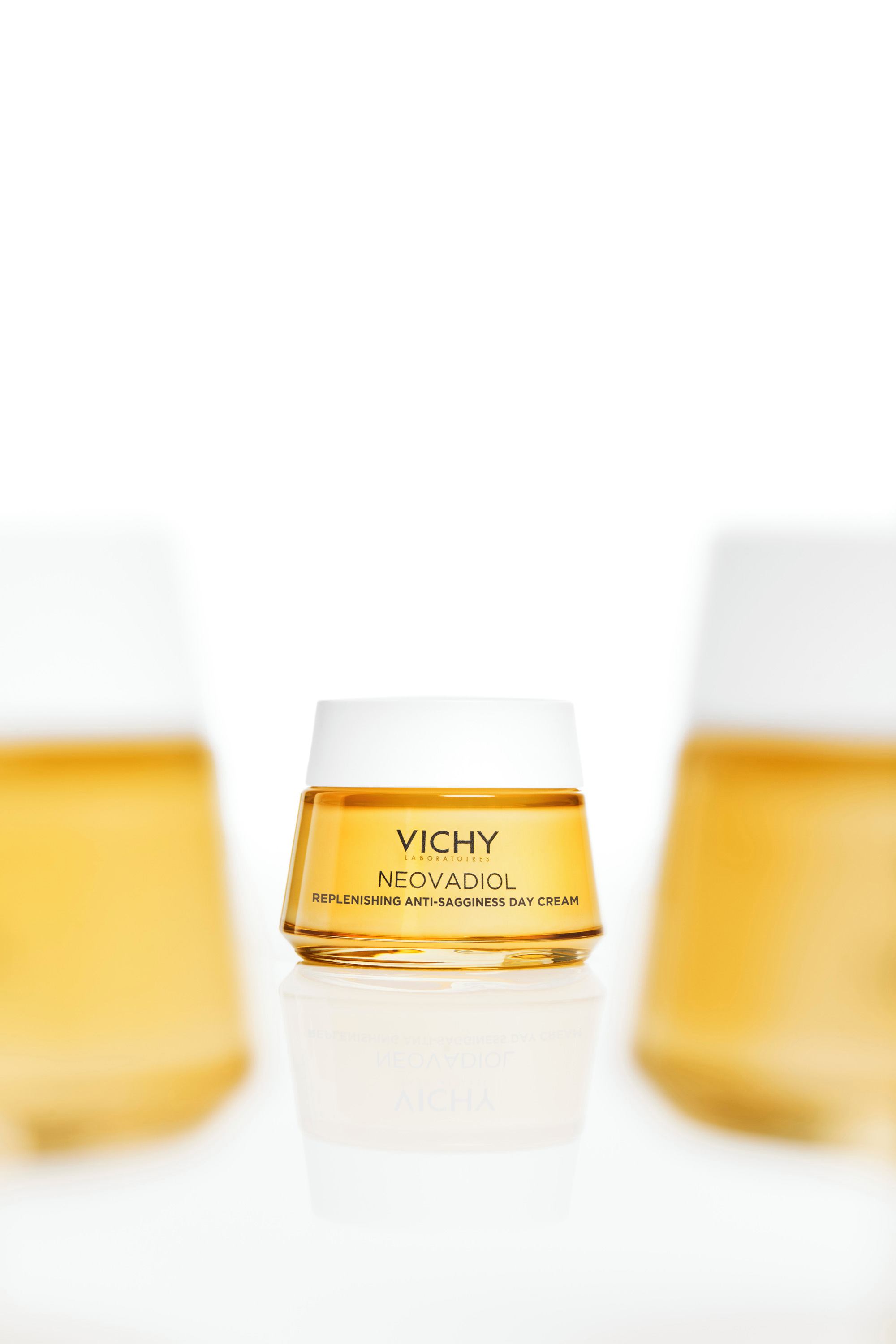 Vichy Neovadiol Tagescreme zentriert, mit unscharfen Tiegeln im Vorder- und Hintergrund