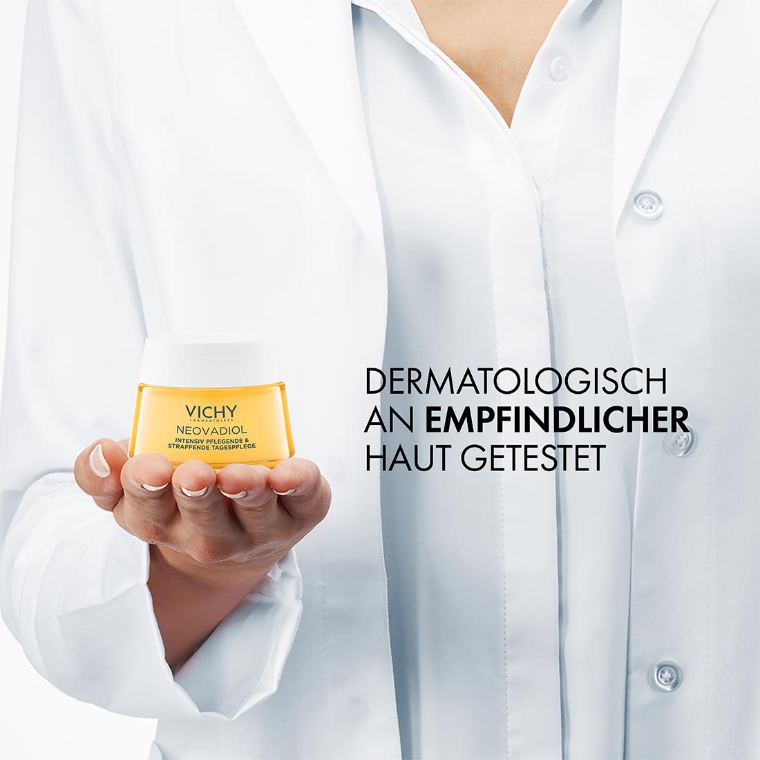 Person im weißen Kittel hält die Vichy Neovadiol MAGISTRAL Straffender Balsam Tagescreme, dermatologisch an empfindlicher Haut getestet.