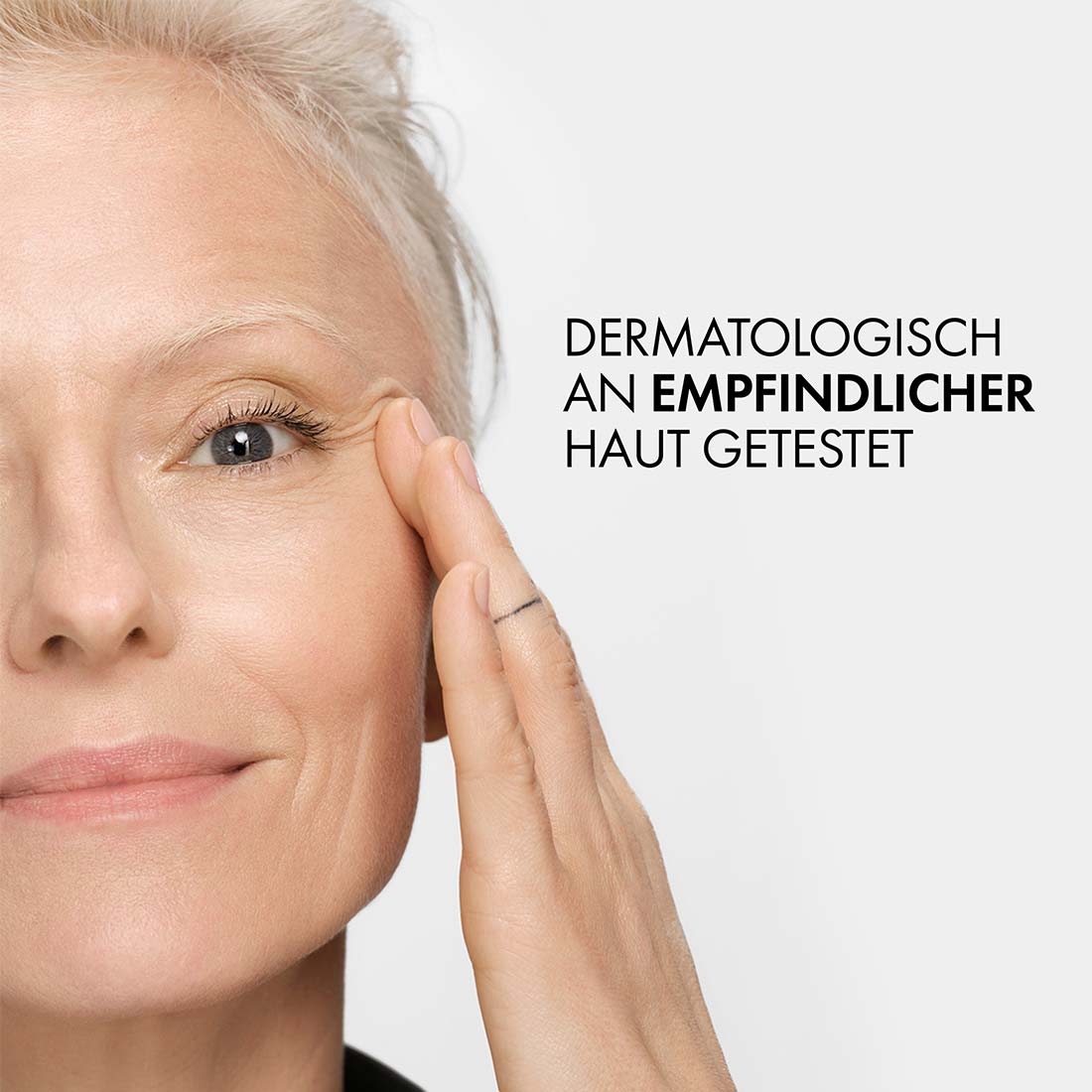 Reife Frau berührt ihr Gesicht, daneben Text: dermatologisch an empfindlicher Haut getestet.