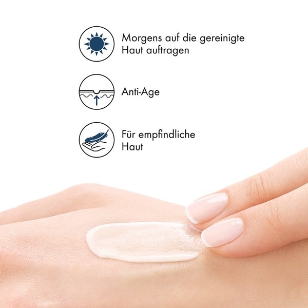 Hand, auf die eine Creme aufgetragen wird, daneben Symbole mit Hinweisen: morgens auf die gereinigte Haut auftragen, Anti-Age, für empfindliche Haut.