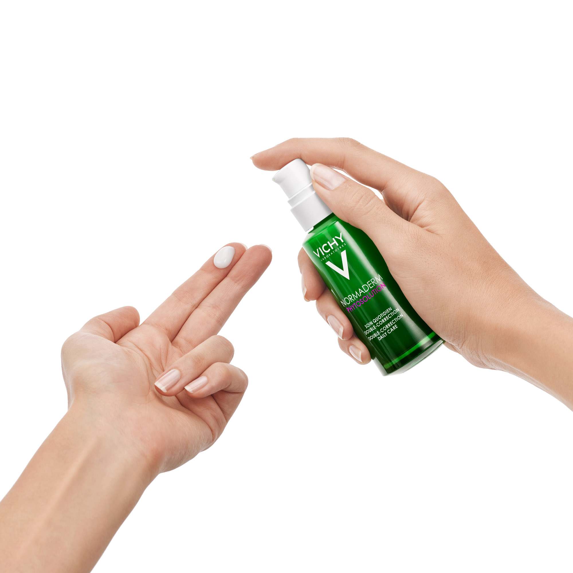 Une petite quantité de NORMADERM Phytosolution soin anti-imperfections appliquée sur le bout des doigts.
