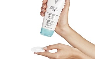 Application du nettoyant visage PURETÉ THERMALE 3-en-1 200 ml