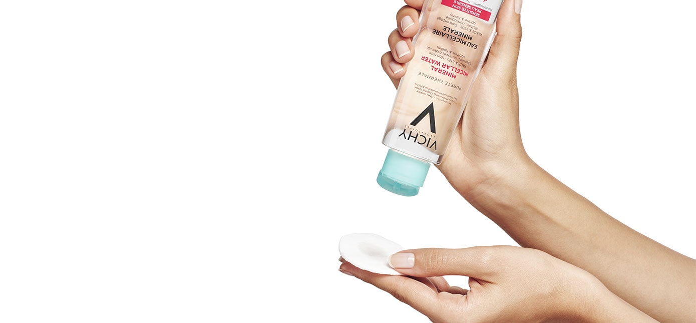 Application du fluide micellaire nettoyant pour peau sensible PURETÉ THERMALE 200 ml