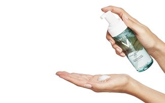Application de la mousse nettoyante PURETÉ THERMALE