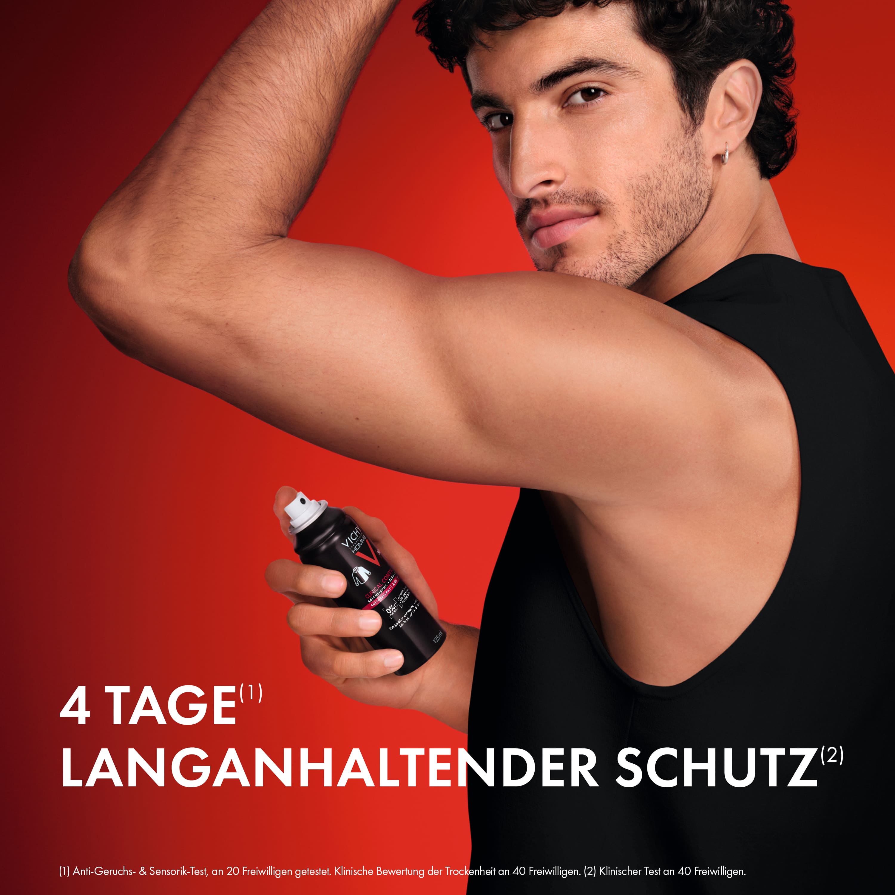 Mann sprüht Vichy Homme Clinical Control Deodorant auf die Achsel, im Bild steht: 4 Tage langanhaltender Schutz