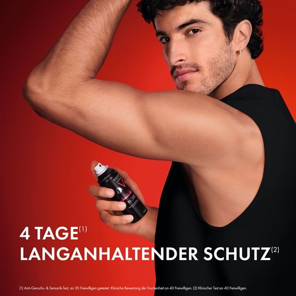 Mann sprüht Vichy Homme Clinical Control Deodorant auf die Achsel, im Bild steht: 4 Tage langanhaltender Schutz