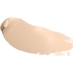 Échantillon d'une crème sur fond blanc.