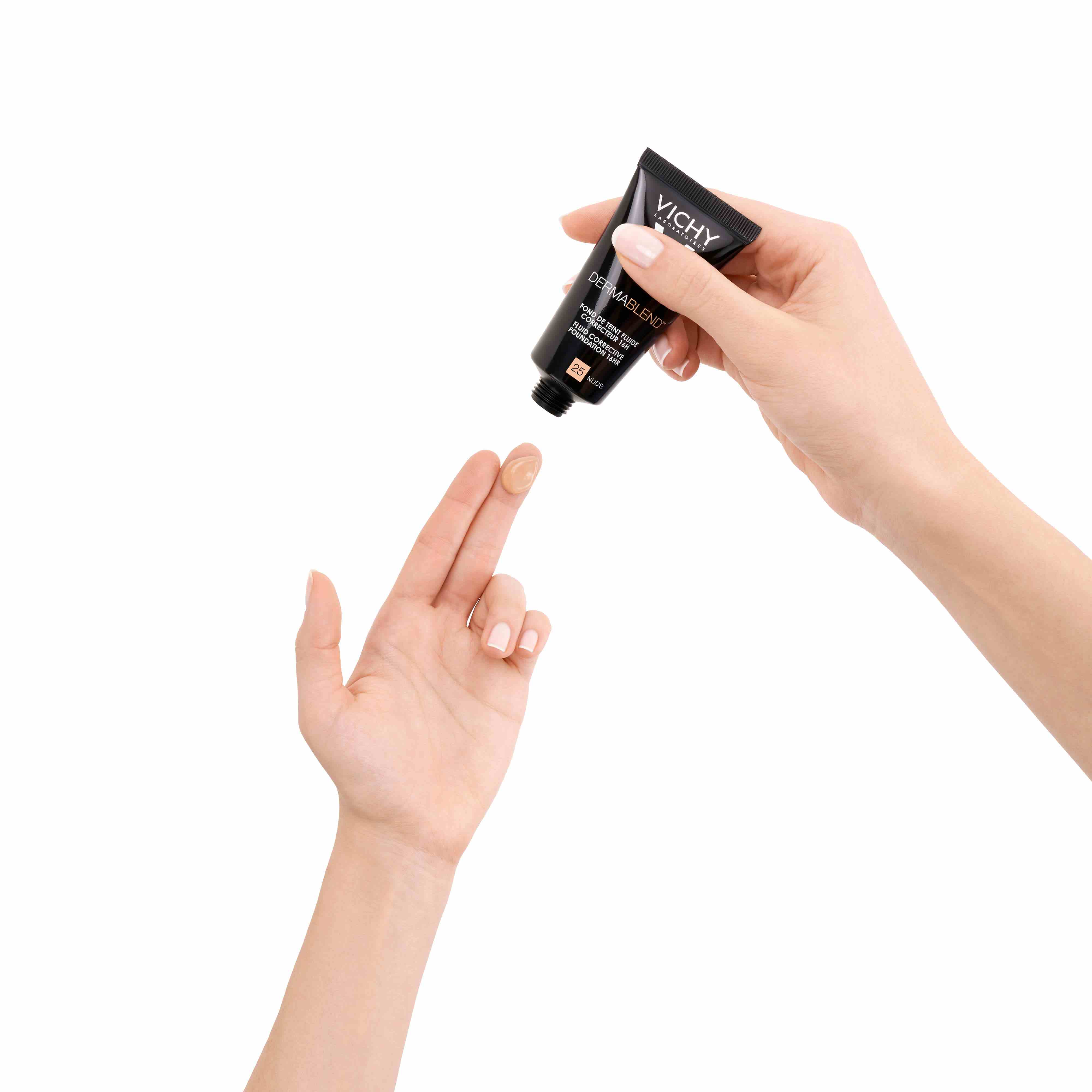 La main droite tient le fluide de maquillage DERMABLEND et en dépose une petite quantité dans la main gauche.