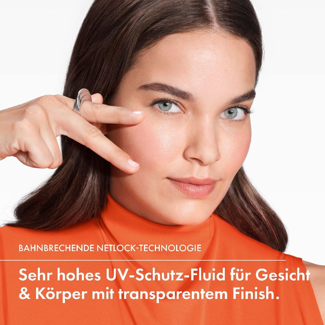 Person zeigt auf das Gesicht, Claim „Netlock-Technologie“ sowie Hinweis auf sehr hohen UV‑Schutz mit transparentem Finish für Gesicht und Körper.