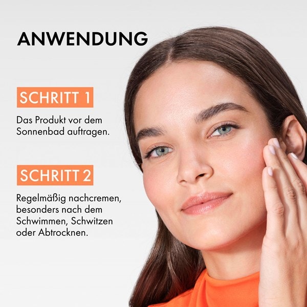Person trägt Sonnenmilch im Gesicht auf, mit Anwendungshinweisen „Schritt 1 vor dem Sonnenbad auftragen“ und „Schritt 2 regelmässig nachcremen“.